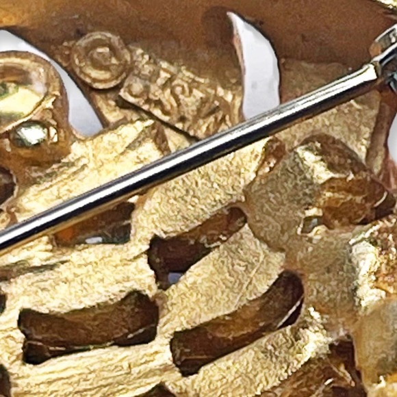 Vintage Emerald Rhinestone and Gold Alloy BSK Mid Century Dimensional Brooch - Picture 2 of 2